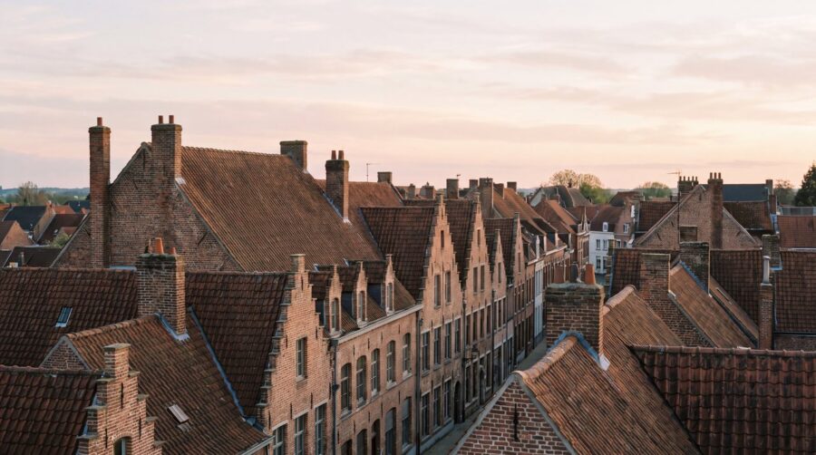 Toits de tuiles et pignons de brique d'une ville du nord de la France